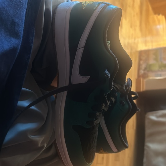 2022 Air Jordan 1 Low SE `Chirstmas’ - Picture 2 of 4